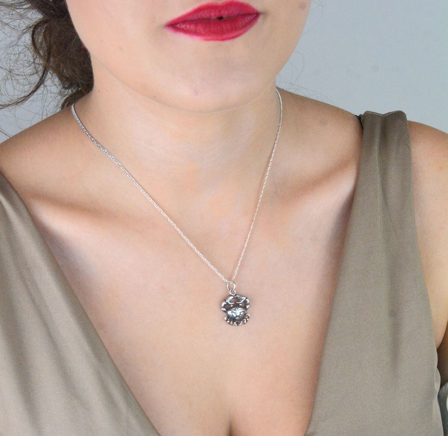 Srebrna zawieszka próba 925 w kształcie znaku zodiaku Rak, wymiary 2,0 cm x 1,7 cm, waga 1,80 g. Subtelna biżuteria z symboliką zodiaku.1.jpg